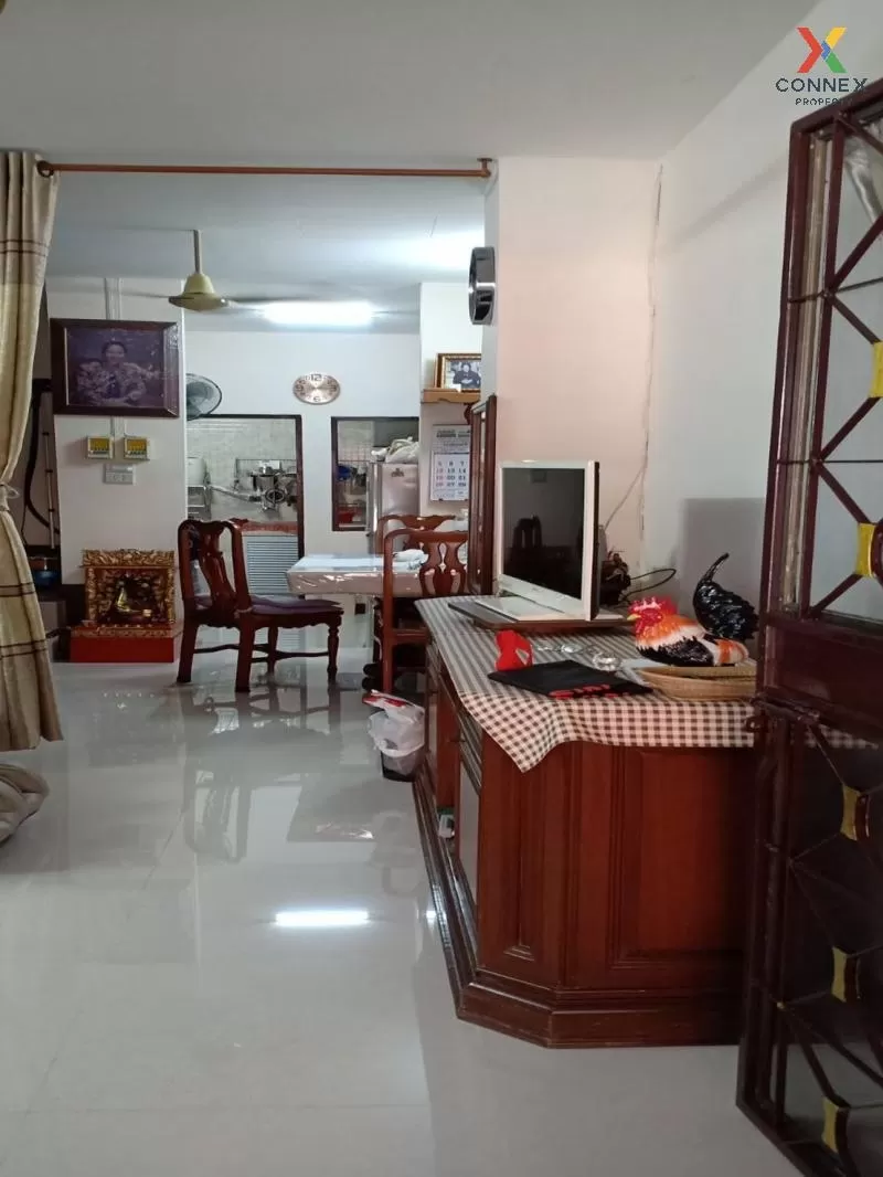 Townhouse for sale, Lert Ubon Village, Watcharaphon, fully renovated, newly decorated, ready to move in 2