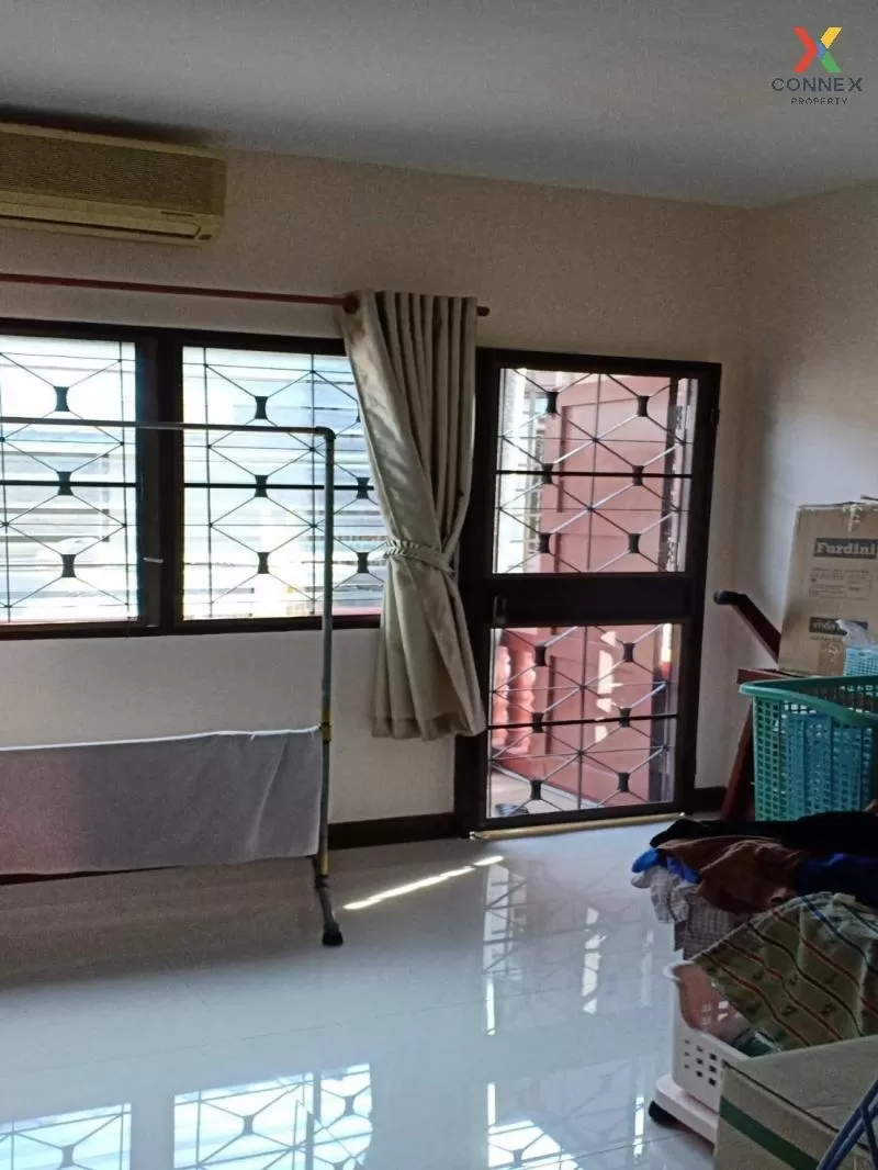 Townhouse for sale, Lert Ubon Village, Watcharaphon, fully renovated, newly decorated, ready to move in