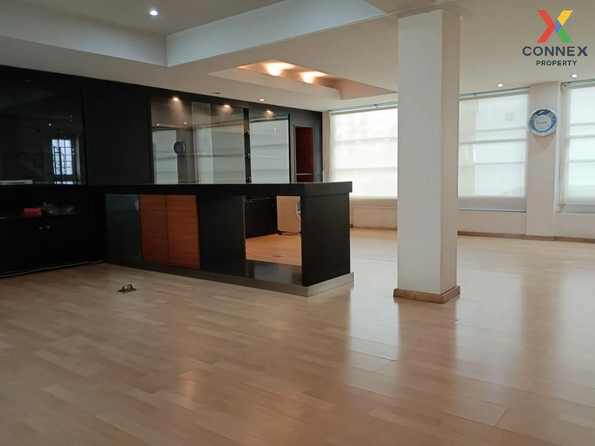 For Rent Commercial Building , Sam Saen Nok , Huai Khwang , Bangkok , CX-92401