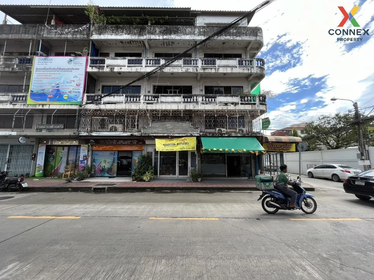 For Sale  Commercial building 4.5 Floor Soi Ngamwongwan 43 , Thung Song Hong , Lak Si , Bangkok , CX-92595 1