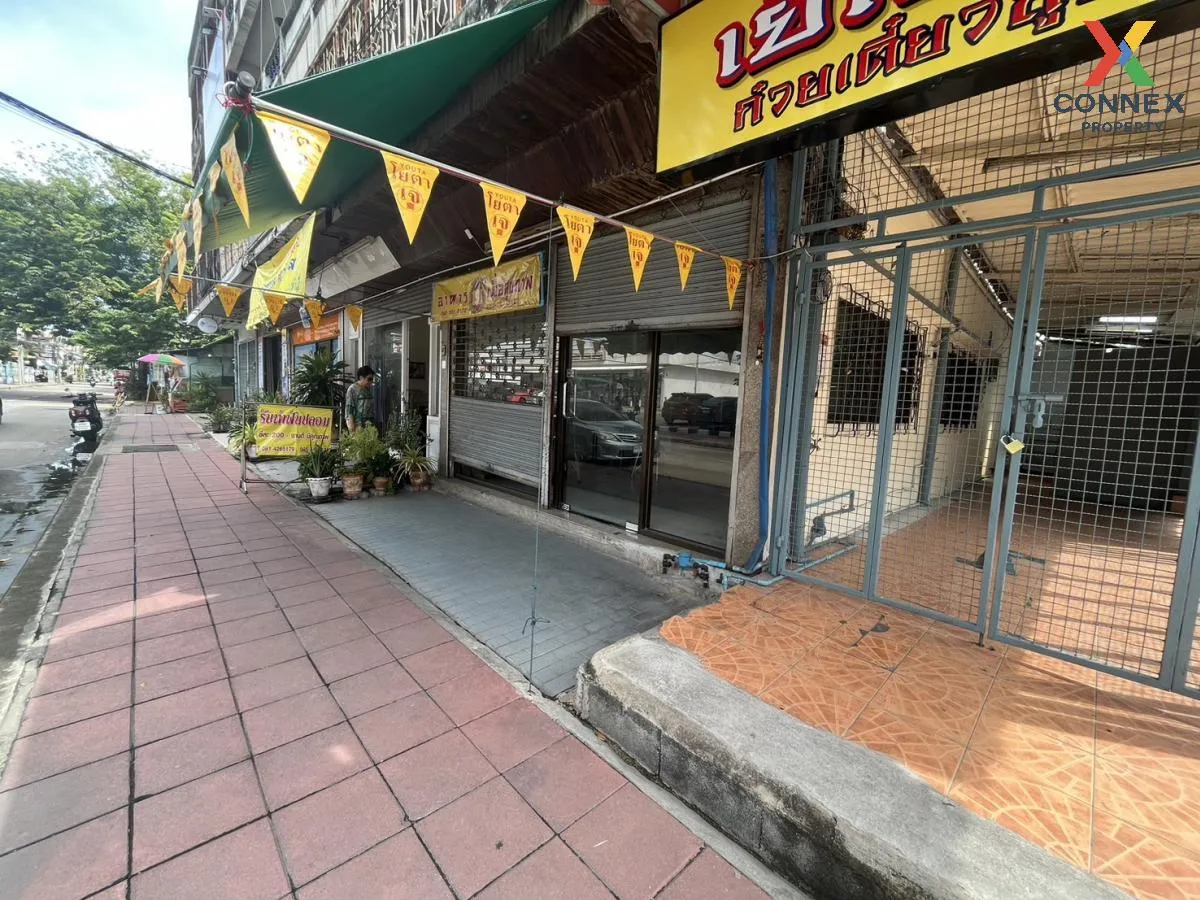 For Sale  Commercial building 4.5 Floor Soi Ngamwongwan 43 , Thung Song Hong , Lak Si , Bangkok , CX-92595