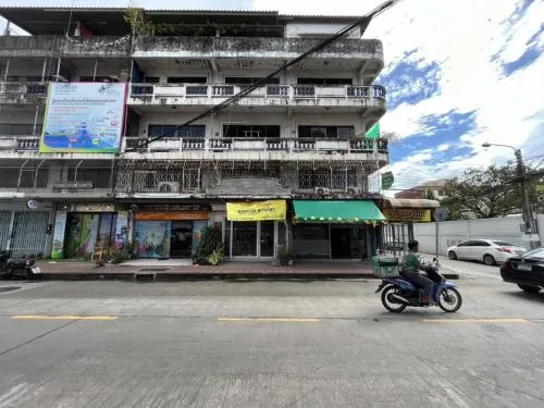 For Sale  Commercial building 4.5 Floor Soi Ngamwongwan 43 , Thung Song Hong , Lak Si , Bangkok , CX-92595