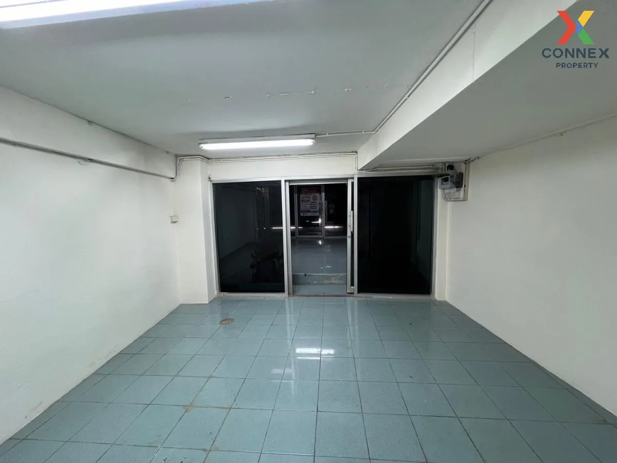 For Rent Commercial building, 3.5 floors , corner, entrance of Soi Ngamwongwan 7. , Bang Khen , Mueang Nonthaburi , Nonthaburi , CX-94005