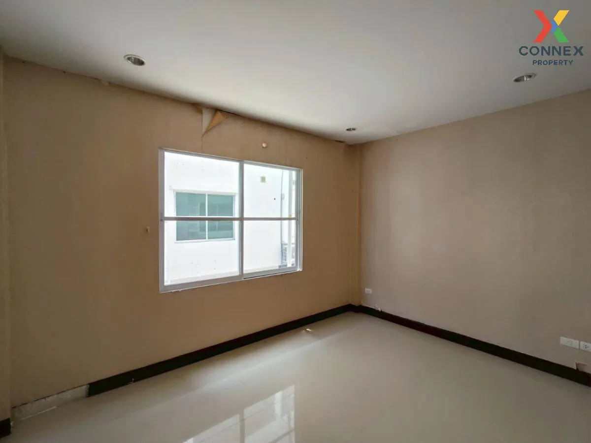 For Sale Townhouse/Townhome  , Modern Town  Ekachai 46 , nice vie
