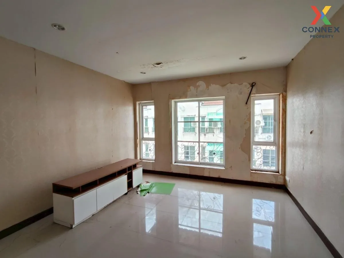 For Sale Townhouse/Townhome  , Modern Town  Ekachai 46 , nice vie