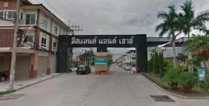 อีสแลนด์ แอนด์ เฮ้าส์