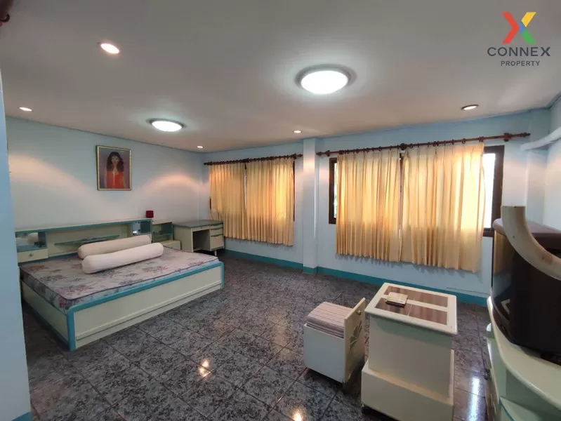 FOR SALE townhome , Baan Yu Charoen-Bunma , wide frontage , Si Ka