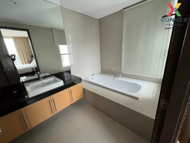 FOR RENT condo , Fullerton Sukhumvit , high floor , BTS-Ekkamai ,