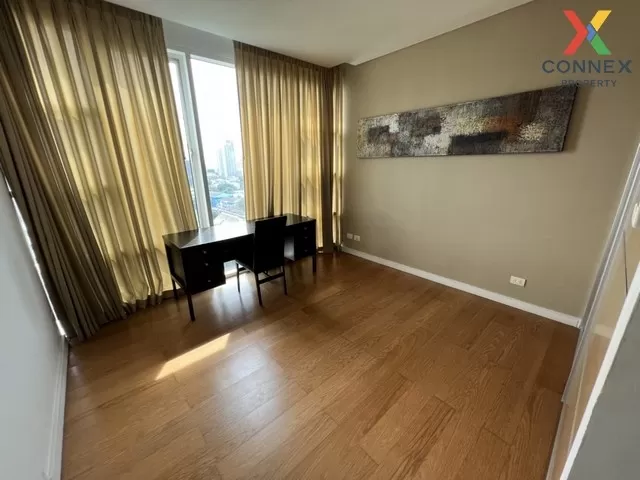 FOR RENT condo , Fullerton Sukhumvit , high floor , BTS-Ekkamai ,