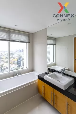 FOR RENT condo , Fullerton Sukhumvit , high floor , BTS-Ekkamai ,