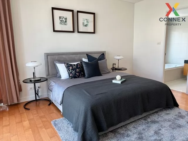 FOR RENT condo , Fullerton Sukhumvit , high floor , BTS-Ekkamai ,