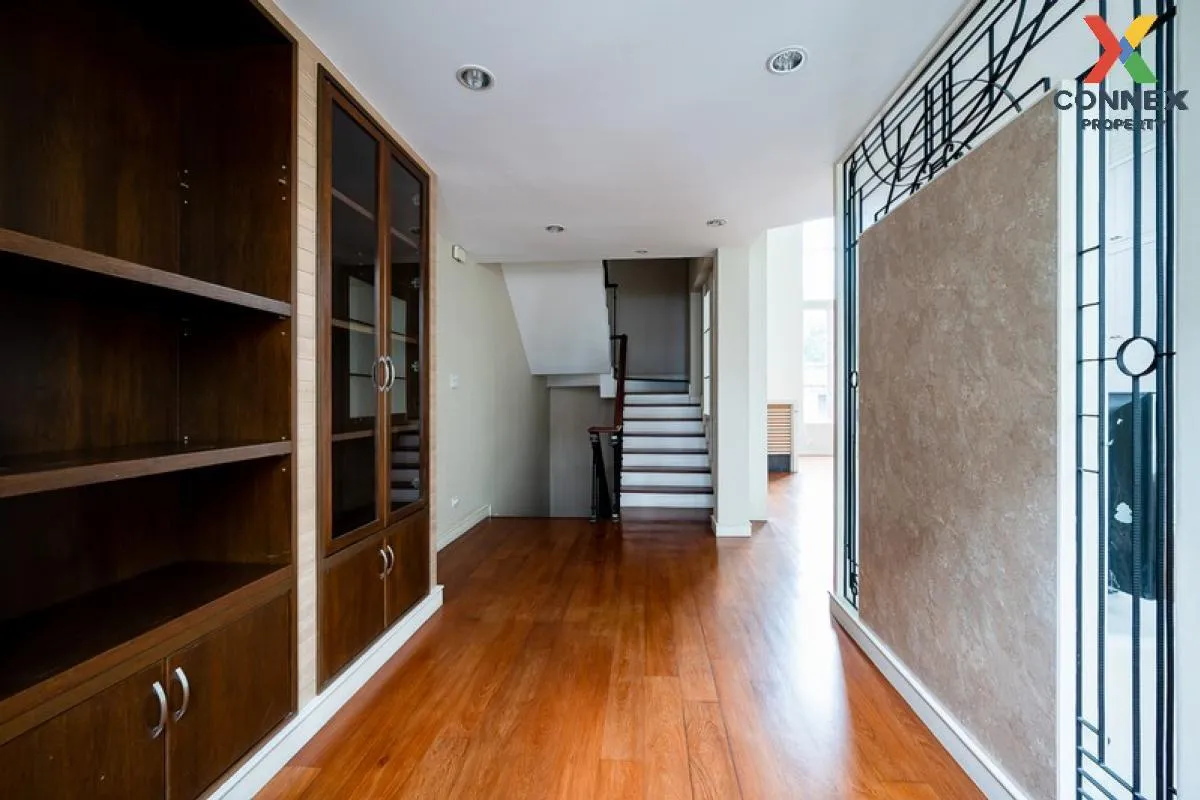 FOR RENT townhome , Baan Klang Krung Thonglor , high floor , BTS-