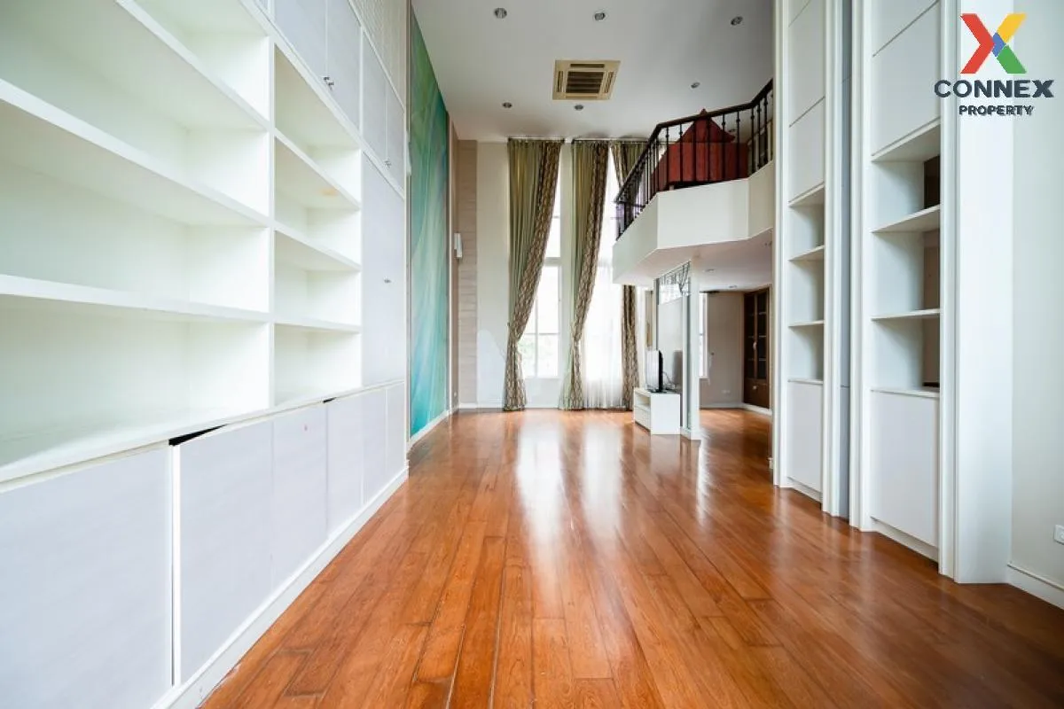 FOR RENT townhome , Baan Klang Krung Thonglor , high floor , BTS-