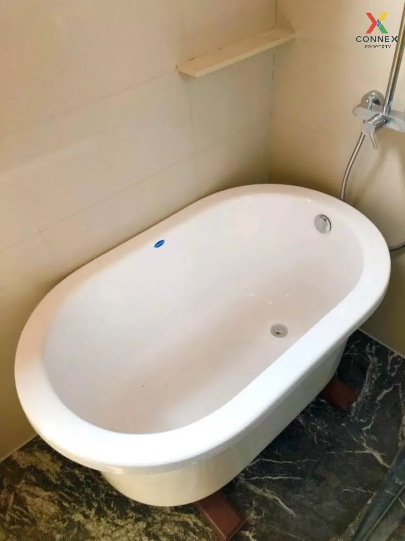 FOR RENT condo , EDGE Sukhumvit 23 , Duplex , wide frontage , BTS