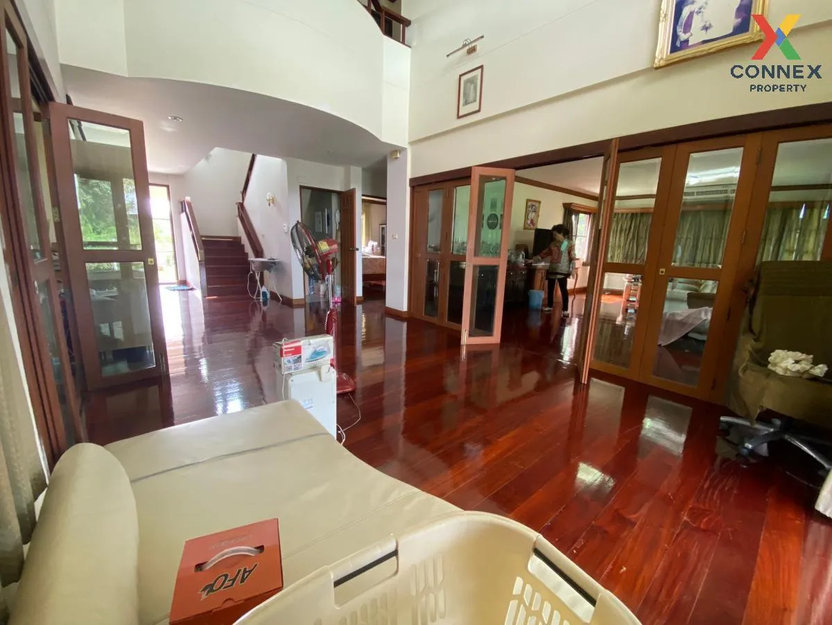 For Sale Single house, 2 floors, large house, next to the Chao Ph