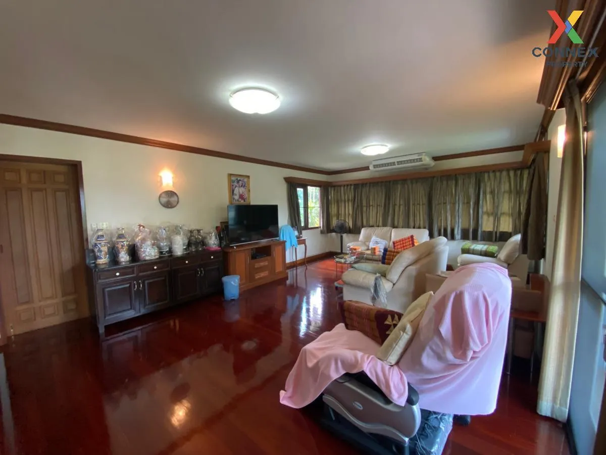 For Sale Single house, 2 floors, large house, next to the Chao Ph