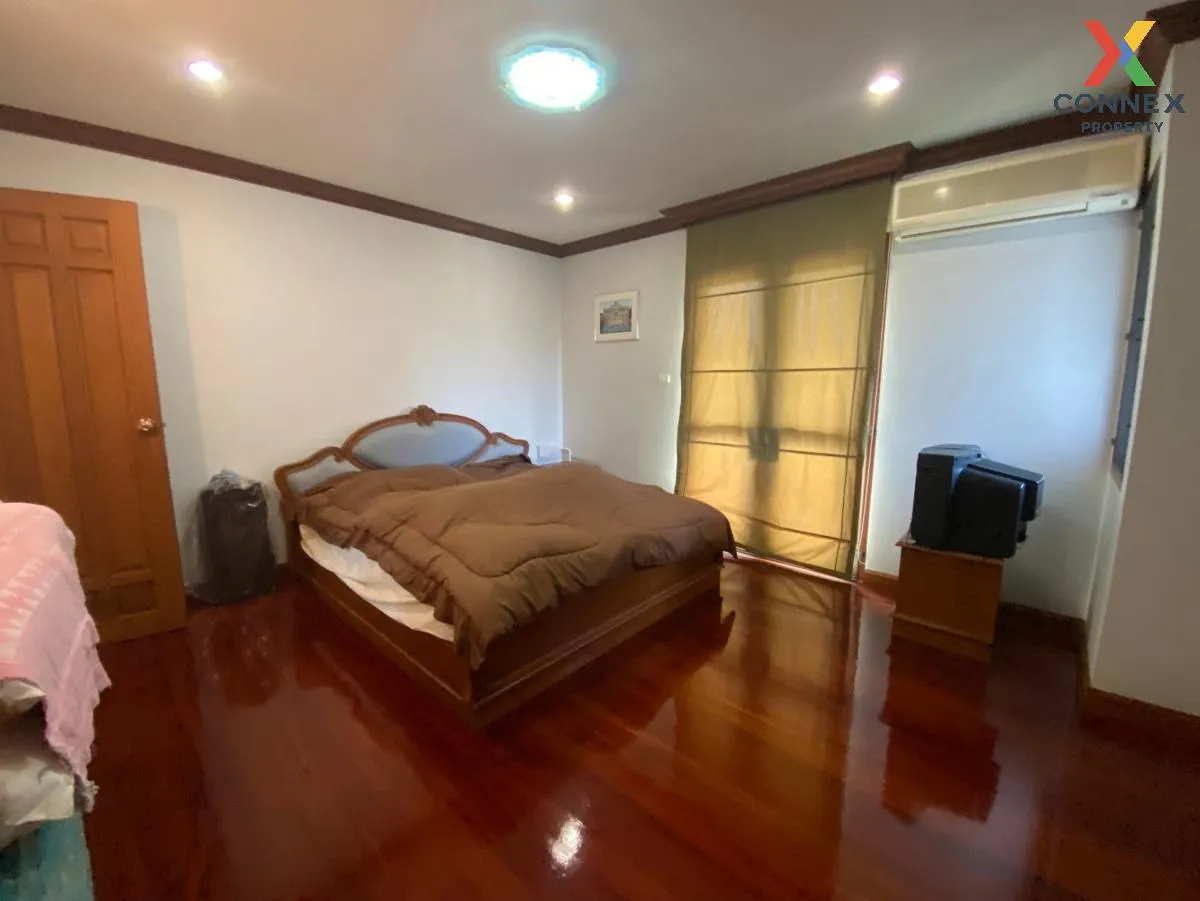 For Sale Single house, 2 floors, large house, next to the Chao Ph