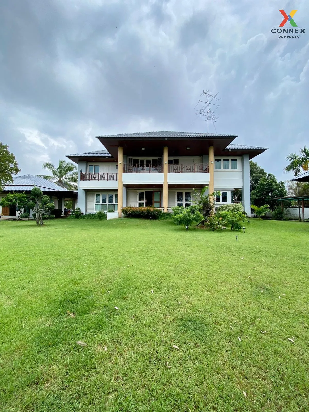 For Sale Single house, 2 floors, large house, next to the Chao Ph