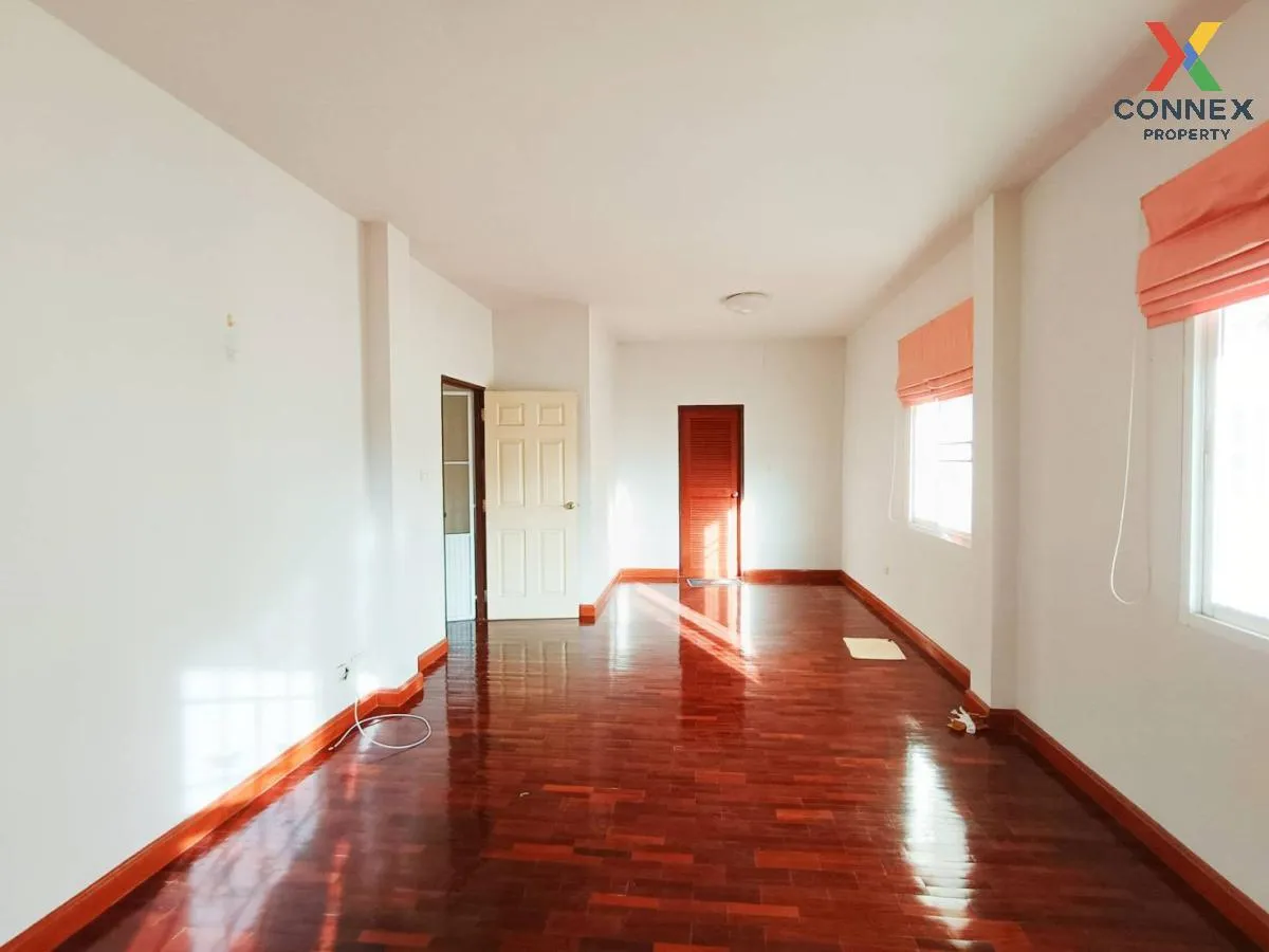 For Sale House , Baan Narawadee , Krathum Lom , Sam Phran , Nakho