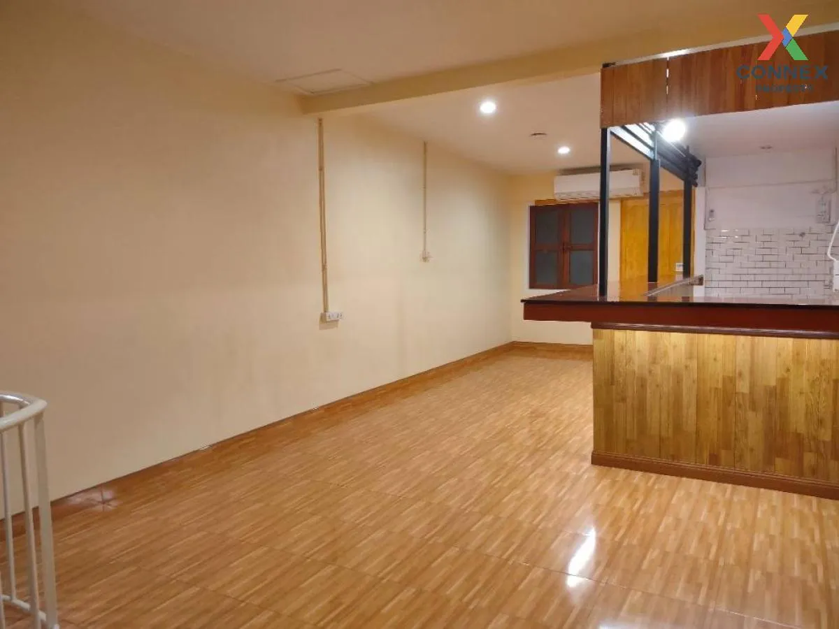 For Sale Commercial building for sale in Silom area, only 500 m. 