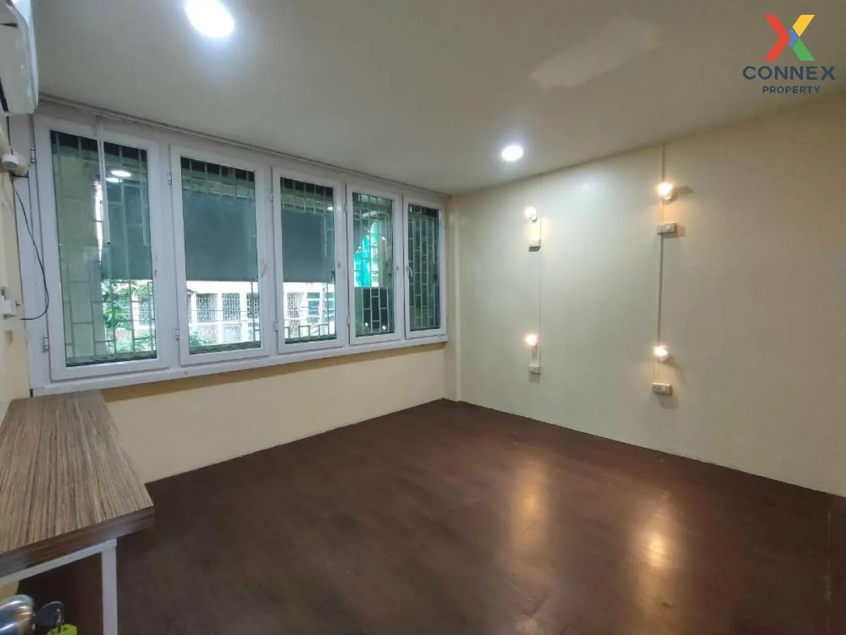 For Sale Commercial building for sale in Silom area, only 500 m. 