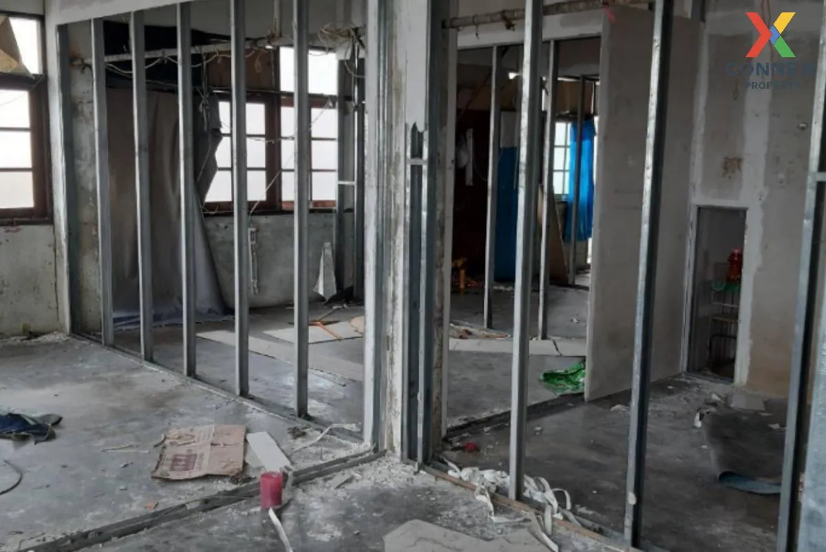 For Sale Commercial building 3.5 floors (2 units) Soi Ekachai 24  3