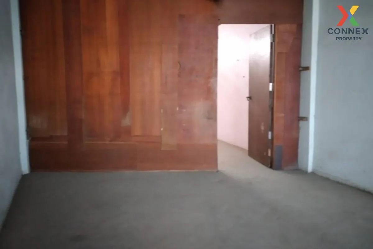 For Sale 4-storey commercial building on Bang Kruai - Sai Noi Roa