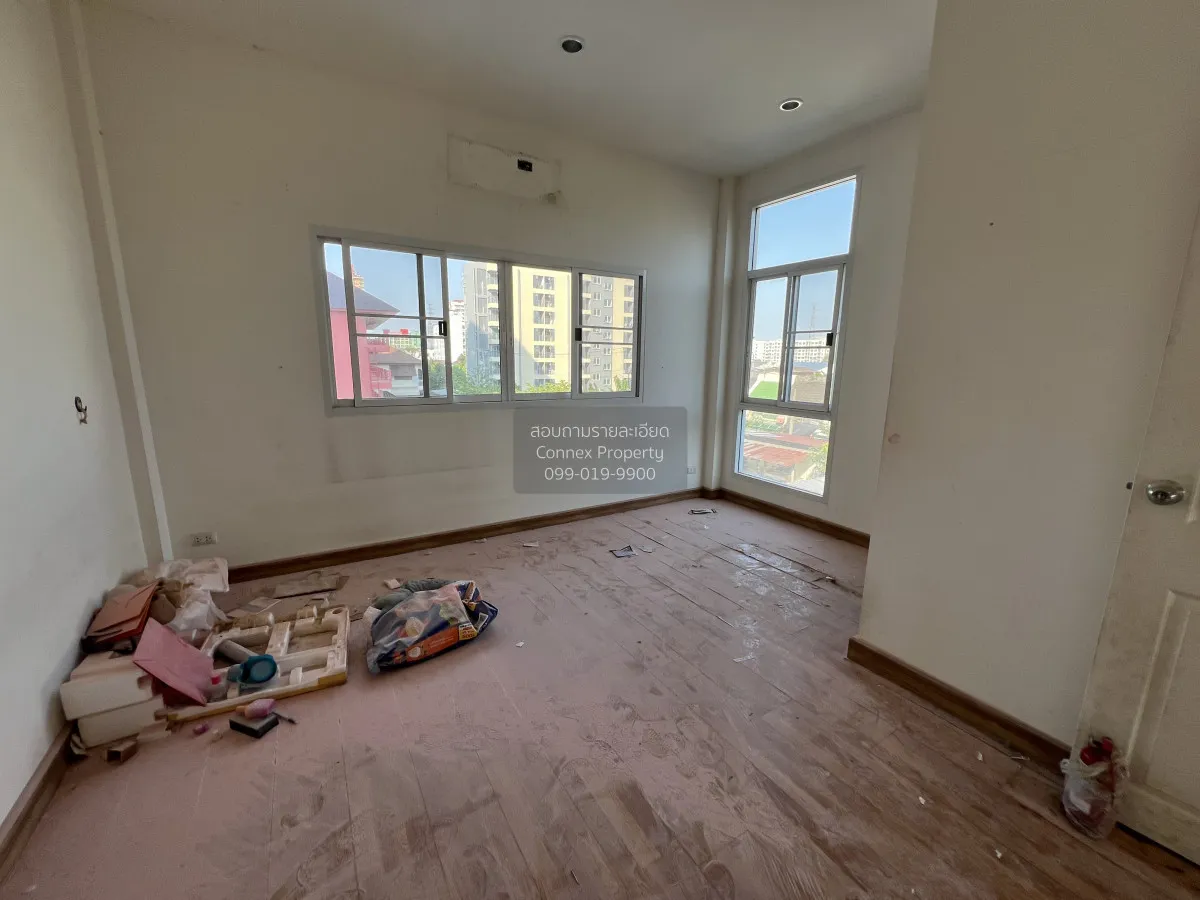 For Sale 3 - storey townhouse Soi Pracha Uthit 7 , Huai Khwang , 