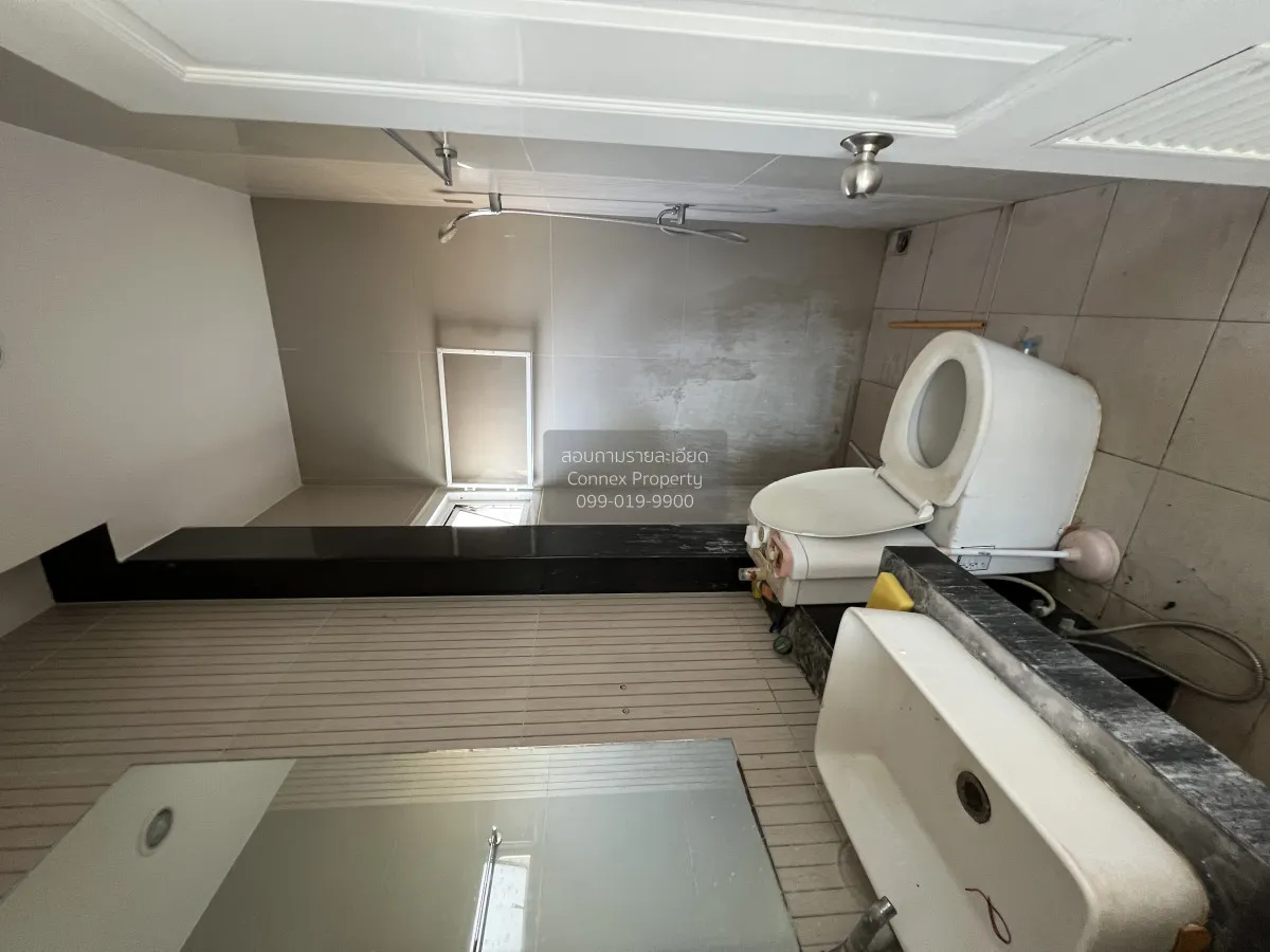 For Sale 3 - storey townhouse Soi Pracha Uthit 7 , Huai Khwang , 