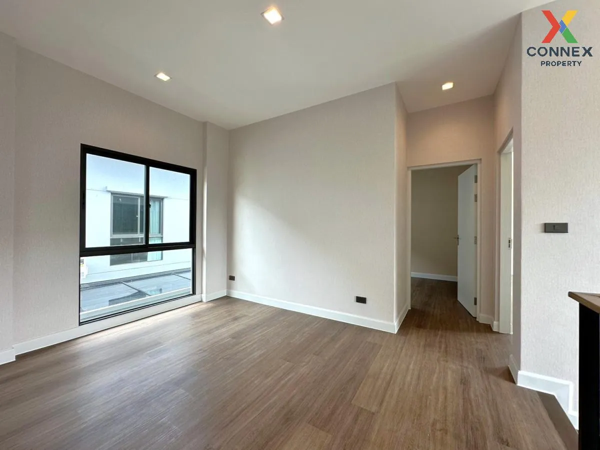 For Sale House , Venue ID Petchkasem 81 , corner unit , Nong Khan