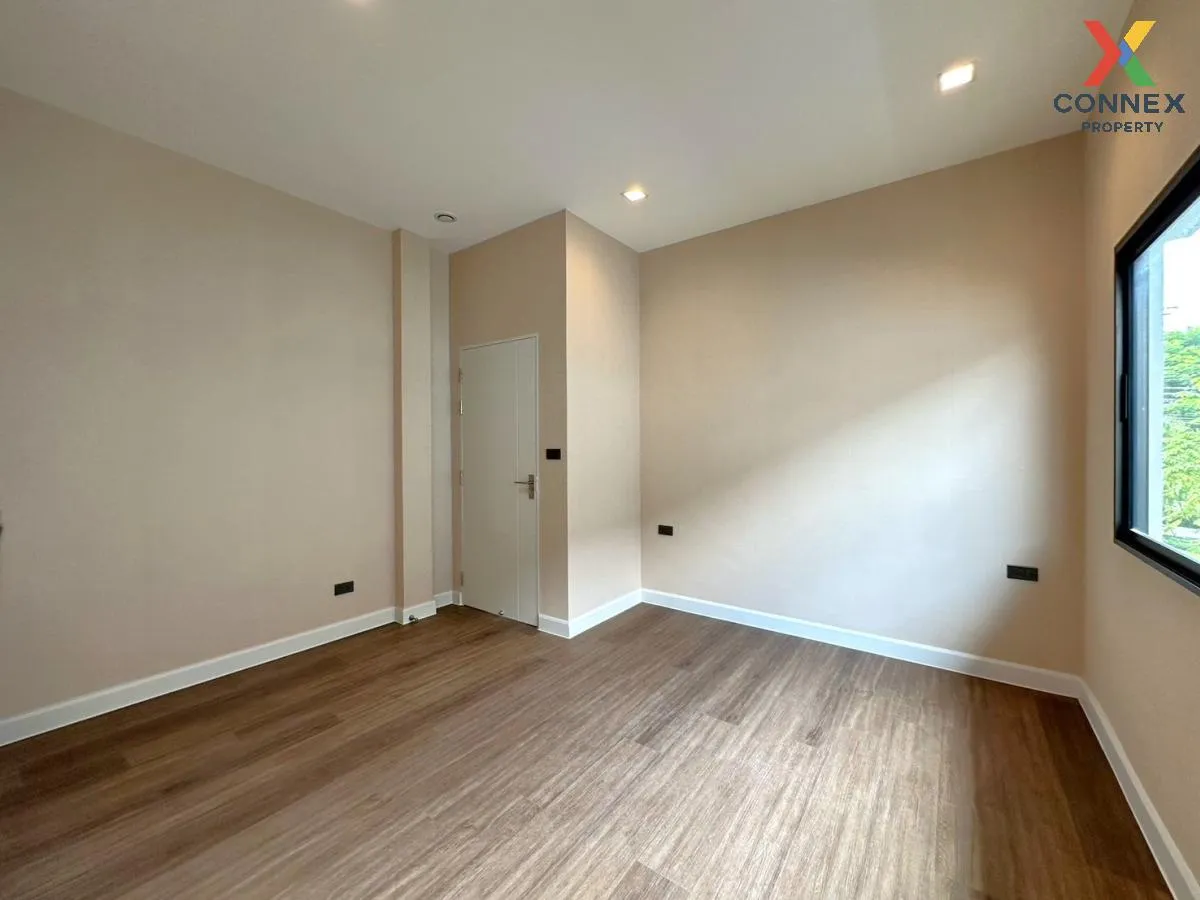 For Sale House , Venue ID Petchkasem 81 , corner unit , Nong Khan