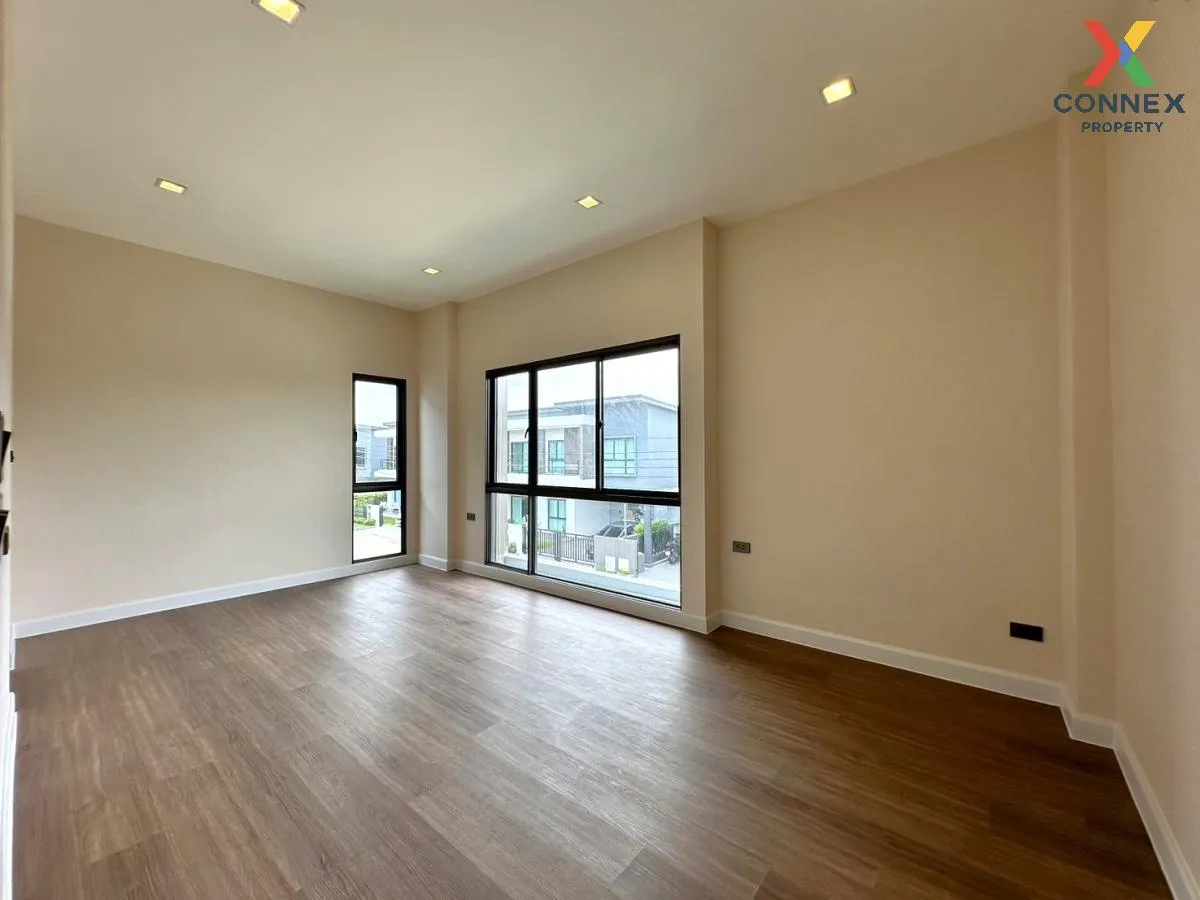 For Sale House , Venue ID Petchkasem 81 , corner unit , Nong Khan