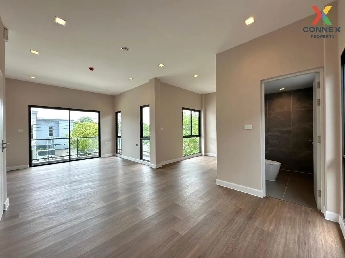 For Sale House , Venue ID Petchkasem 81 , corner unit , Nong Khan