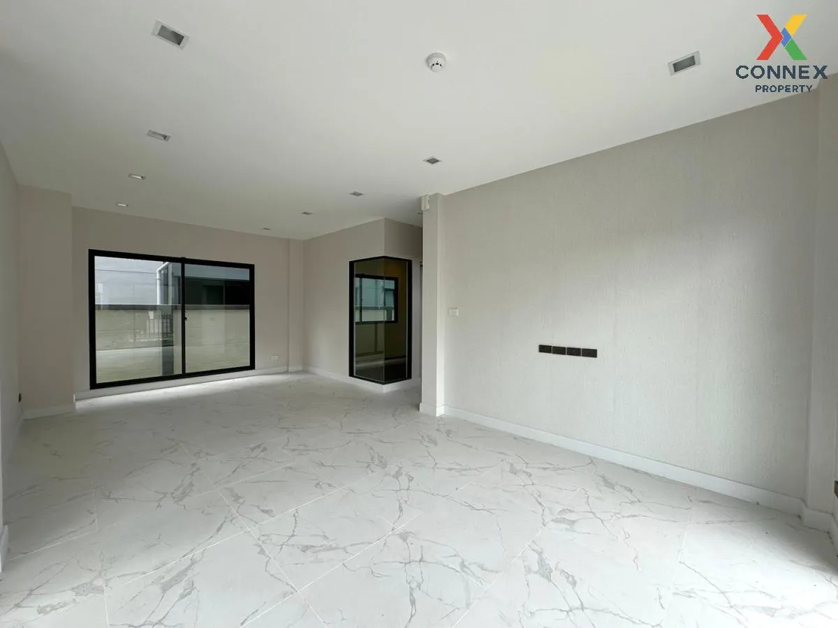 For Sale House , Venue ID Petchkasem 81 , corner unit , Nong Khan