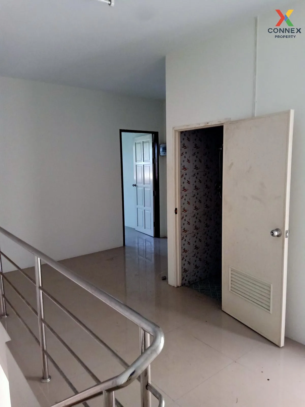 For Sale Commercial Building 3 Floors on Ratsadanusorn road , cor