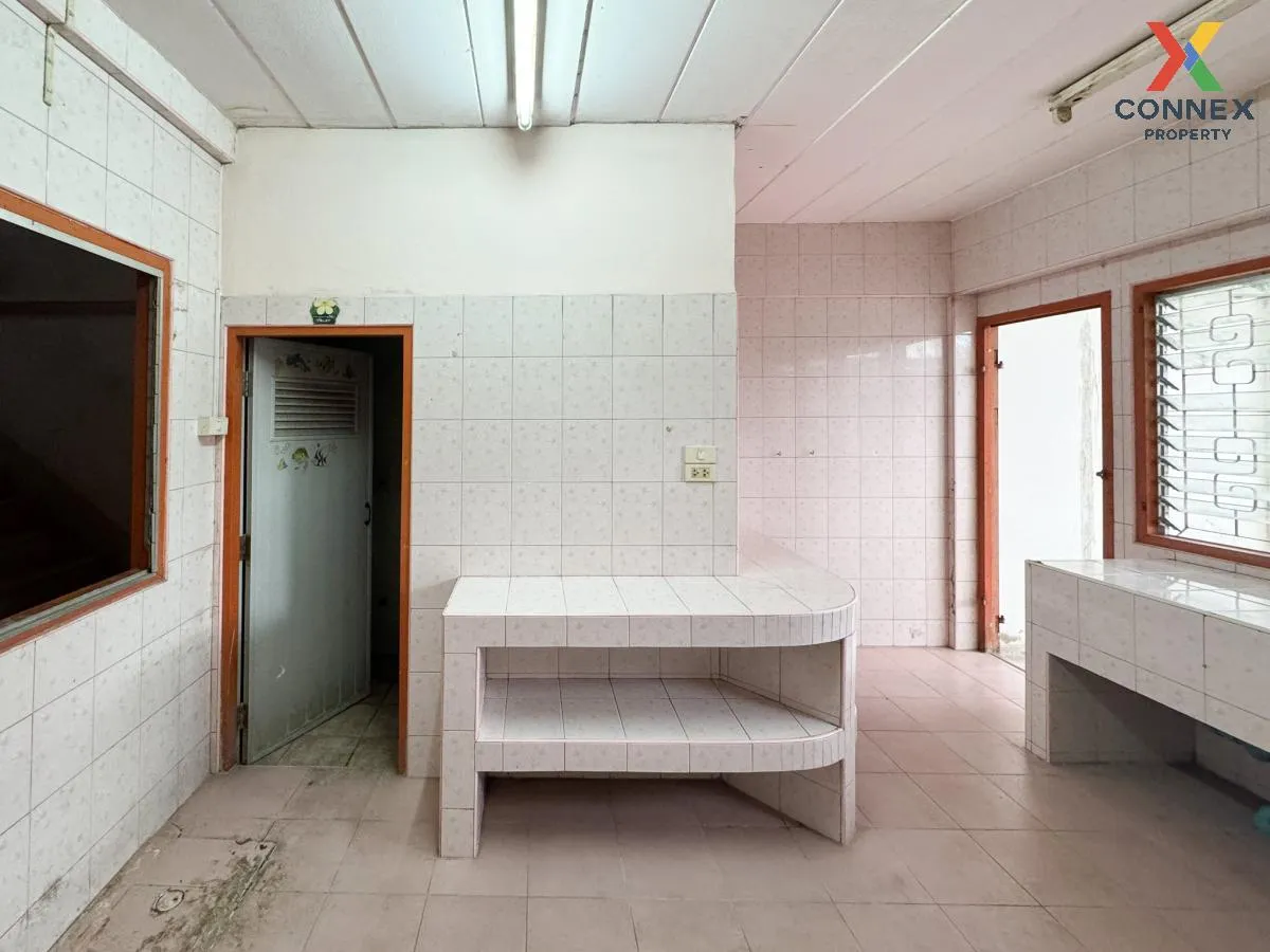 For Sale Shophouse, Soi Petchkasem 42, Intersection 1, Bang Chak 