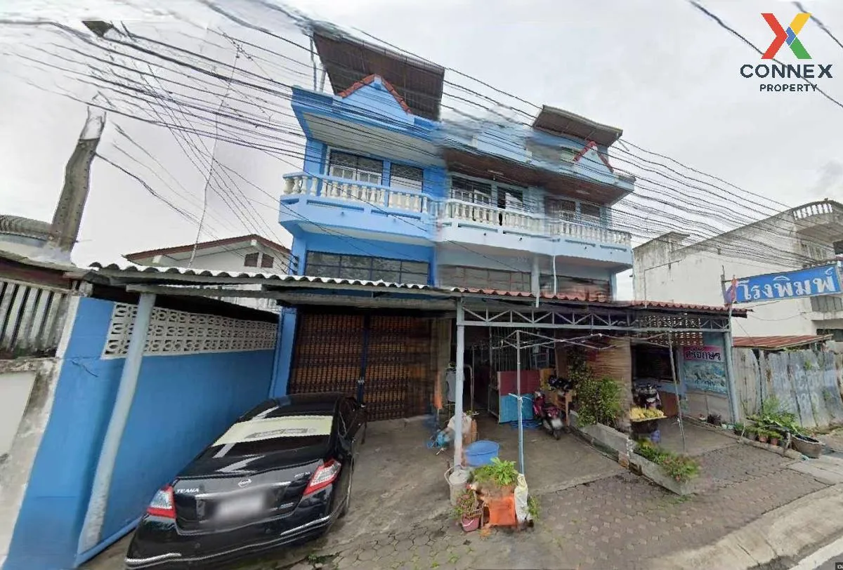 For Sale Building with 3 floors of land near Phetchaburi Market.  1