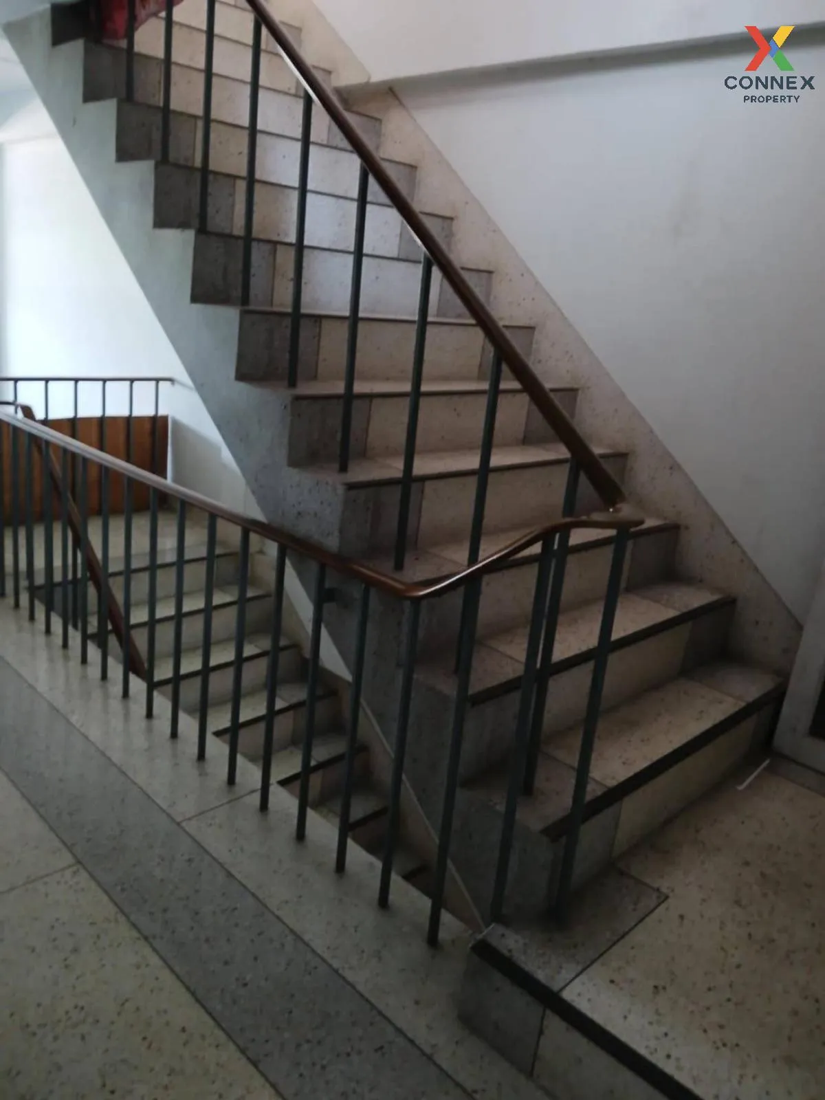 For Sale Building with 3 floors of land near Phetchaburi Market.  3