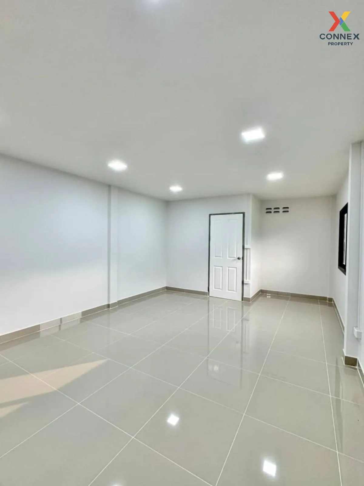 ขายทาวน์เฮ้าส์/ทาวน์โฮม  บ้านปิยวรารมย์ 3 ห้องมุม รีโนเวทใหม่ ไทร