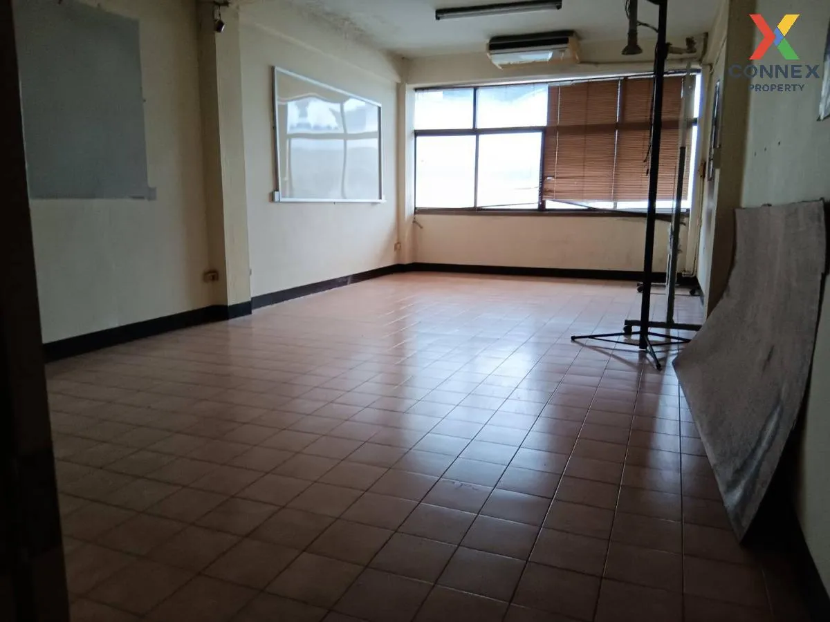 ขายขายอาคารพาณิชย์ 4ชั้น ติดรถไฟฟ้ารัชโยธิน 2คูหา  แขวงจันทรเกษม 