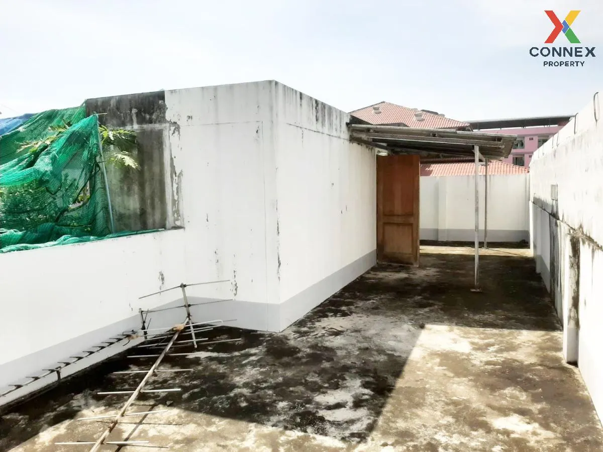 commercial building in front of Chatchai fresh market, Nava Nakor