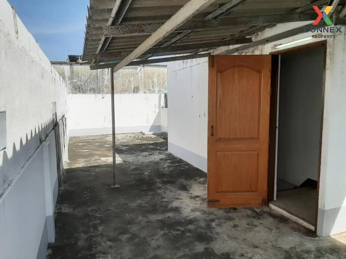 commercial building in front of Chatchai fresh market, Nava Nakor