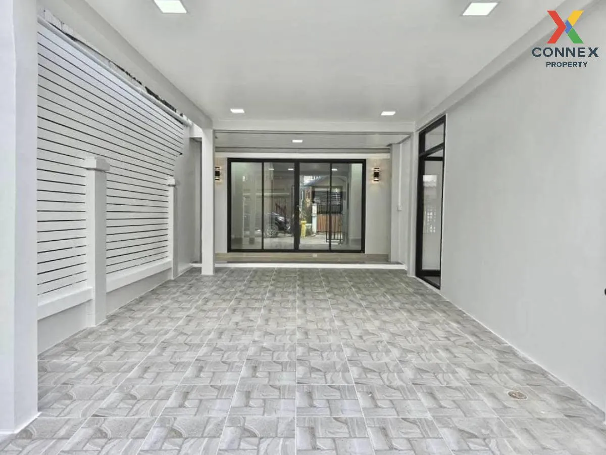 ขายทาวน์เฮ้าส์/ทาวน์โฮม  ลภาวัน โครงการ 5 ห้องมุม หน้ากว้าง รีโนเ