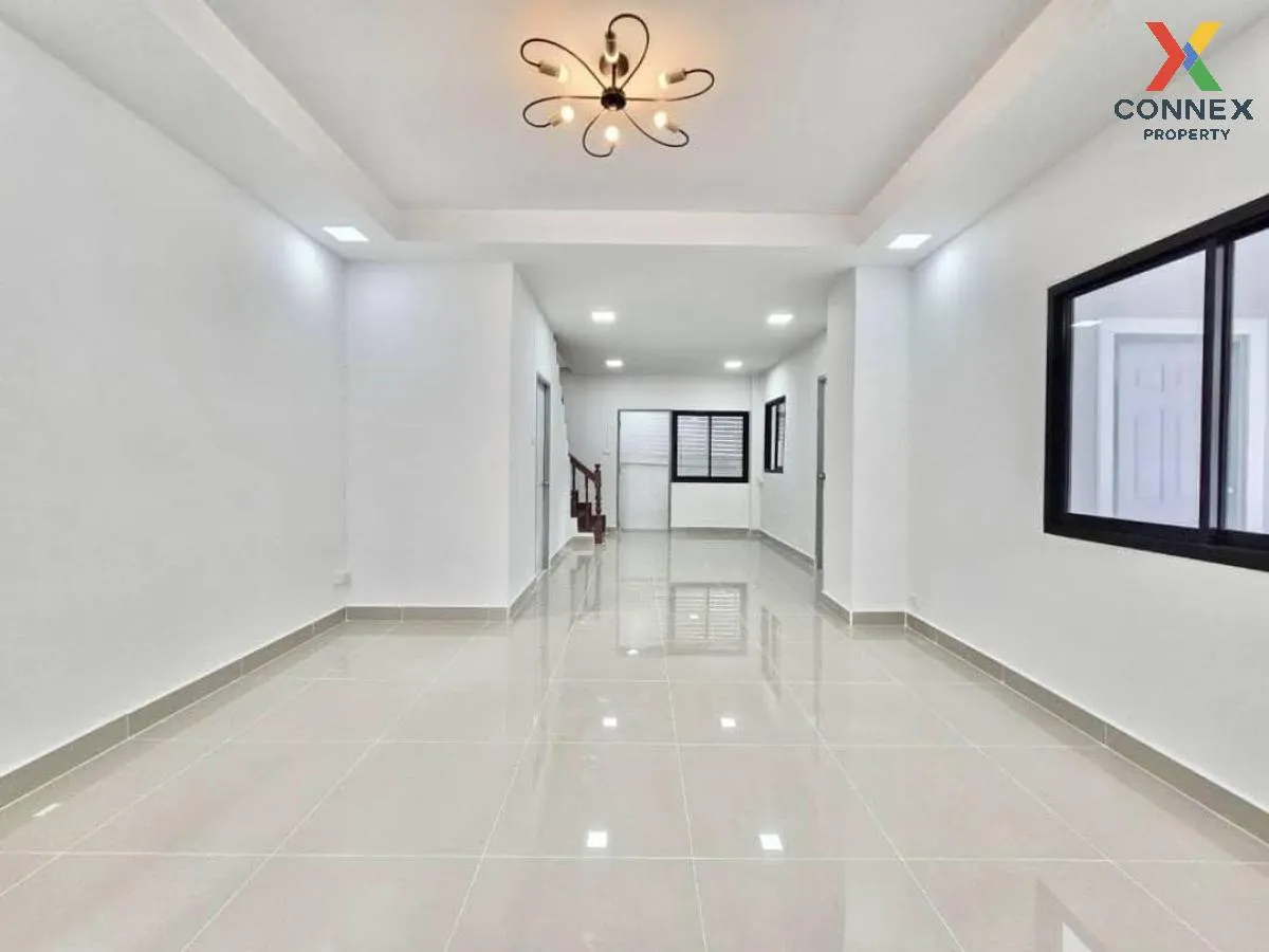 ขายทาวน์เฮ้าส์/ทาวน์โฮม  ลภาวัน โครงการ 5 ห้องมุม หน้ากว้าง รีโนเ