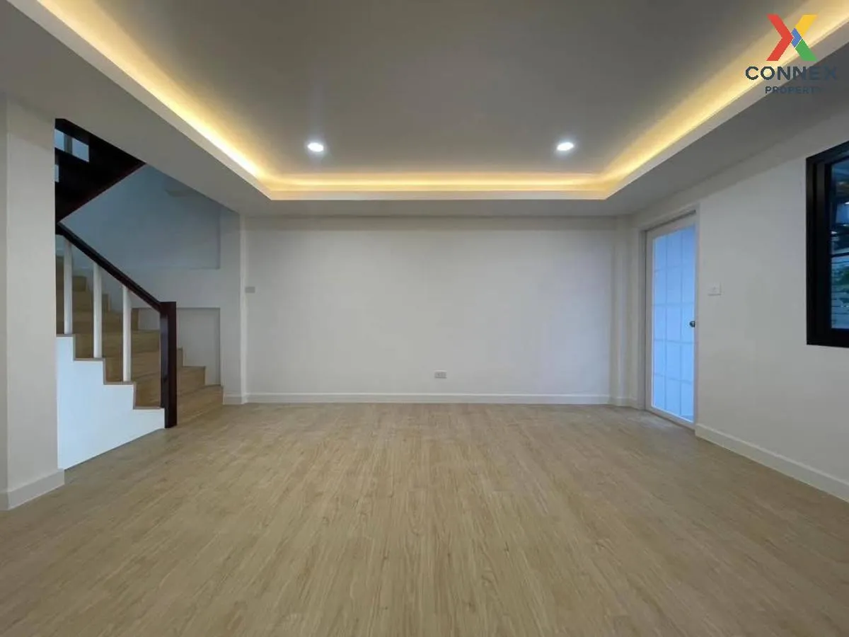 ขายทาวน์โฮม 3 ชั้น ติวานนท์ 43 รีโนเวทใหม่ ท่าทราย เมืองนนทบุรี น