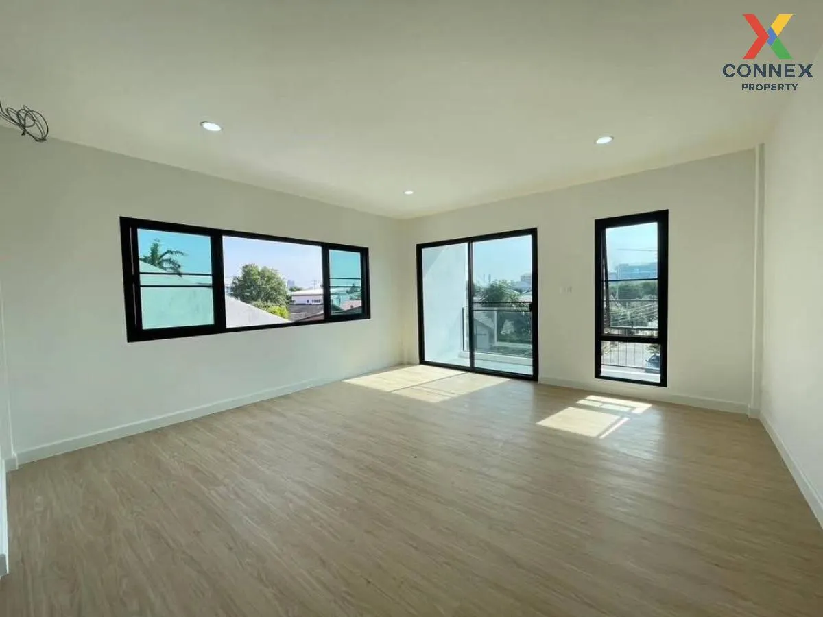 ขายทาวน์โฮม 3 ชั้น ติวานนท์ 43 รีโนเวทใหม่ ท่าทราย เมืองนนทบุรี น