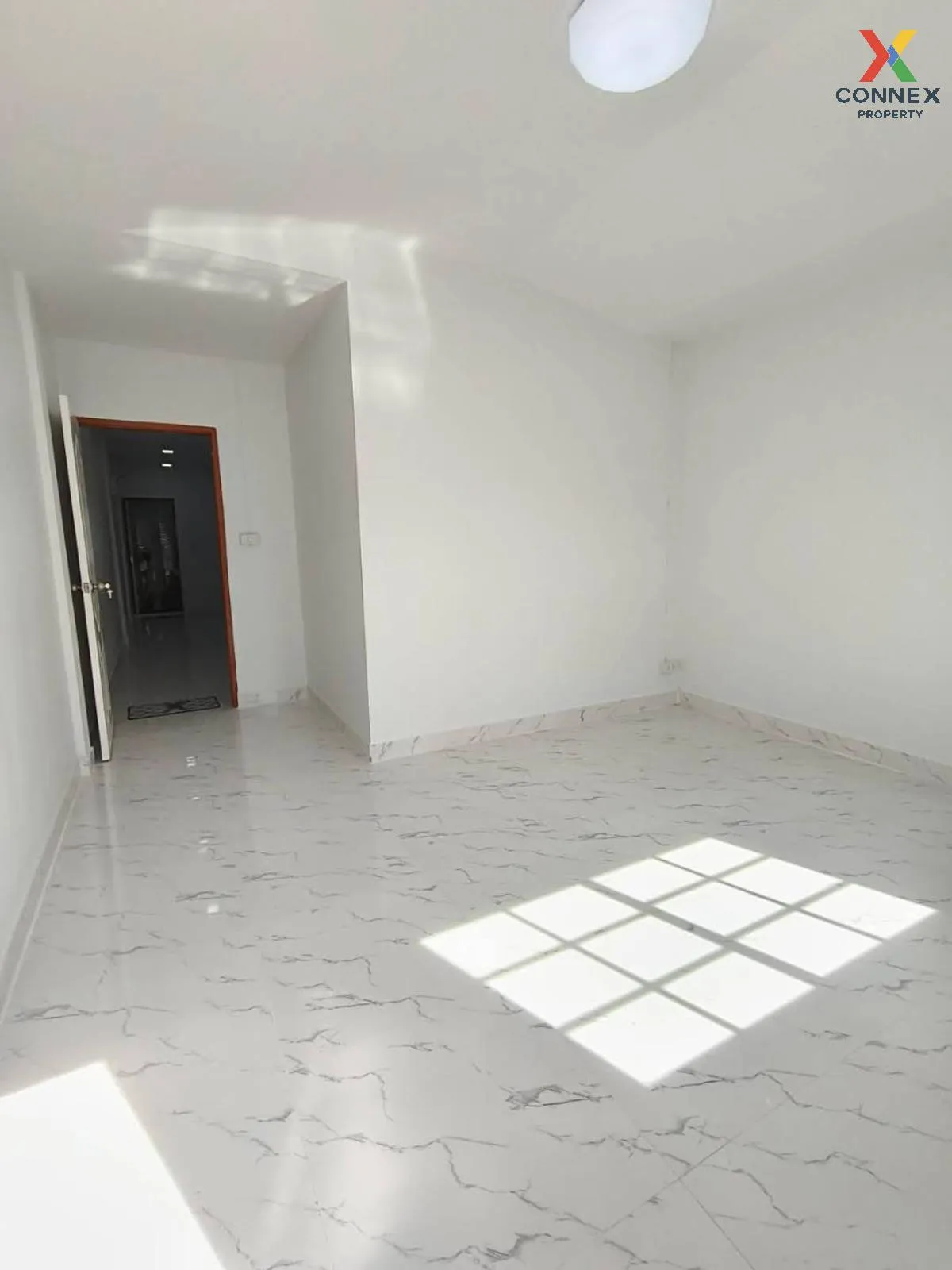 ขายทาวน์เฮ้าส์/ทาวน์โฮม  แดนทองวิลเลจ วัชรพล รีโนเวทใหม่ ท่าแร้ง 