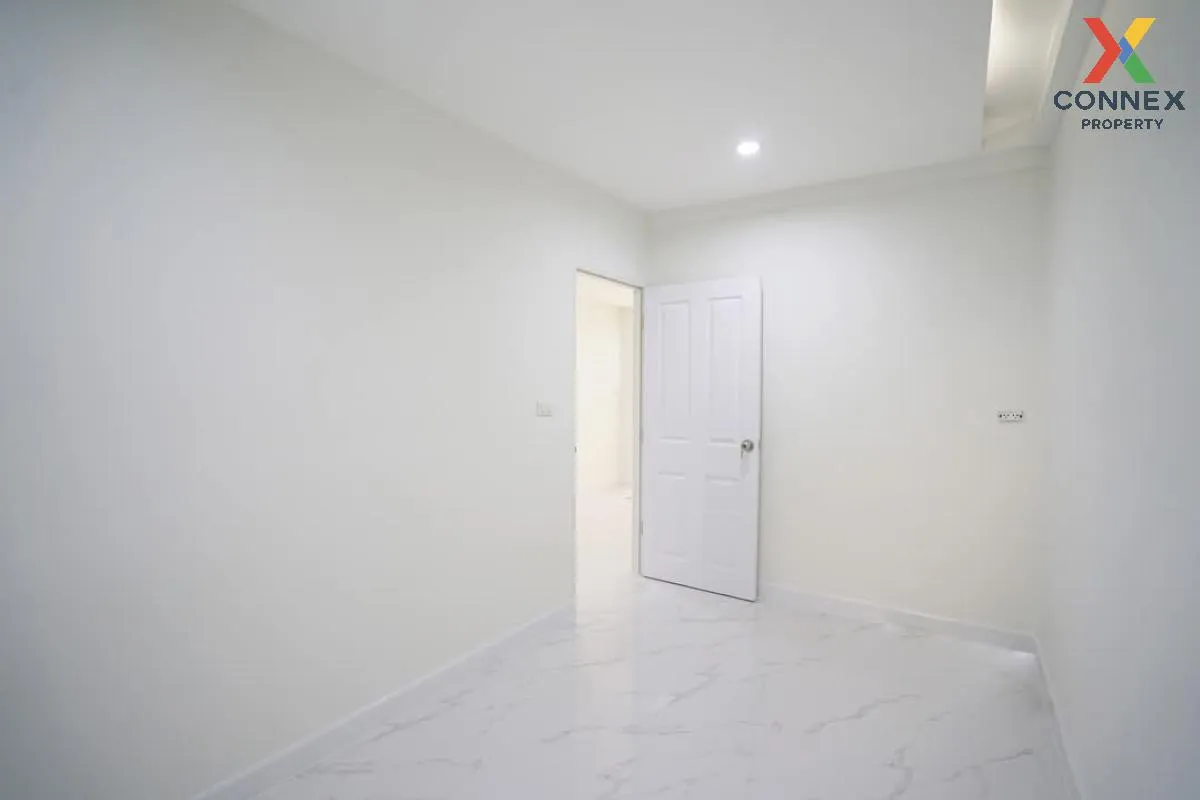 For Sale Townhouse/Townhome  , Townhome Petchkasem 110-5 , newly 