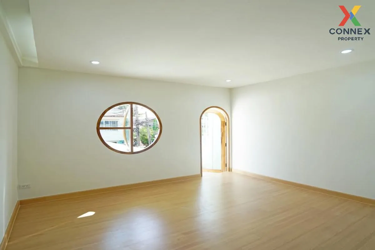 For Sale Townhouse/Townhome  , Townhome Petchkasem 110-5 , newly 