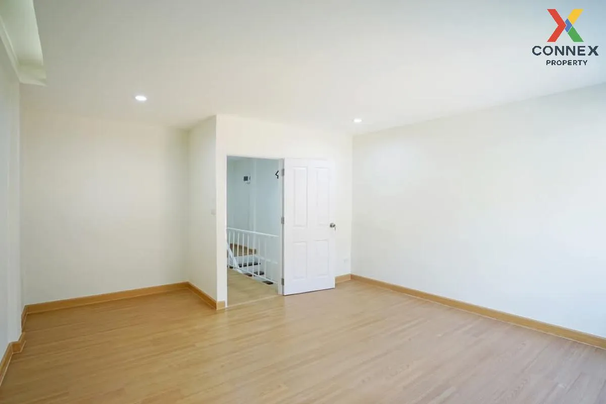 For Sale Townhouse/Townhome  , Townhome Petchkasem 110-5 , newly 